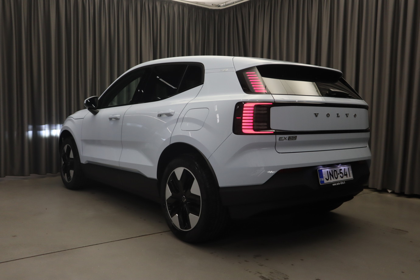 Esittelykuva Volvo EX30 täyssähköautosta.