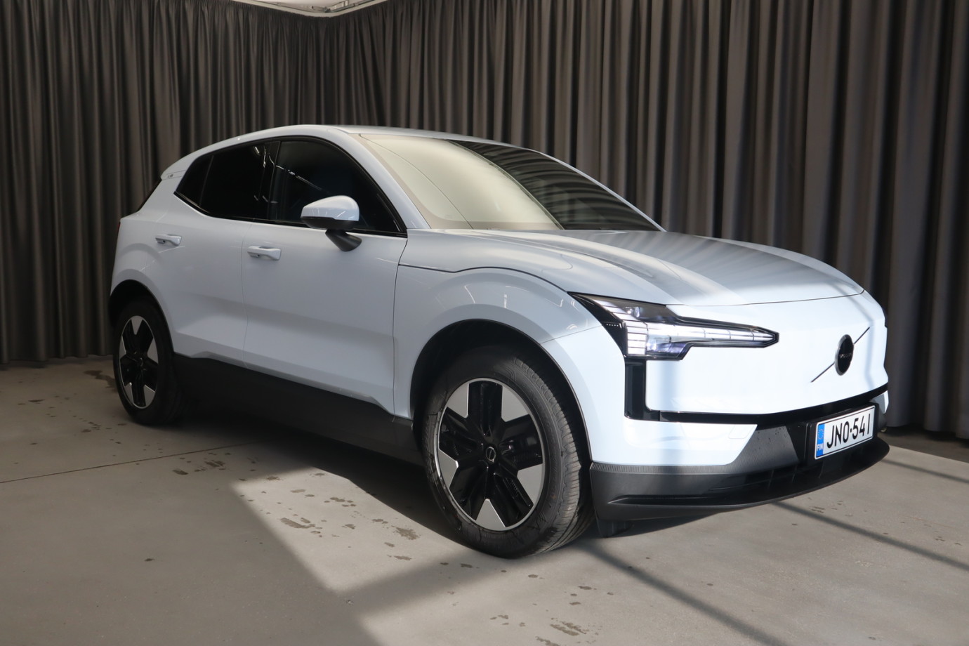 Esittelykuva Volvo EX30 täyssähköautosta.