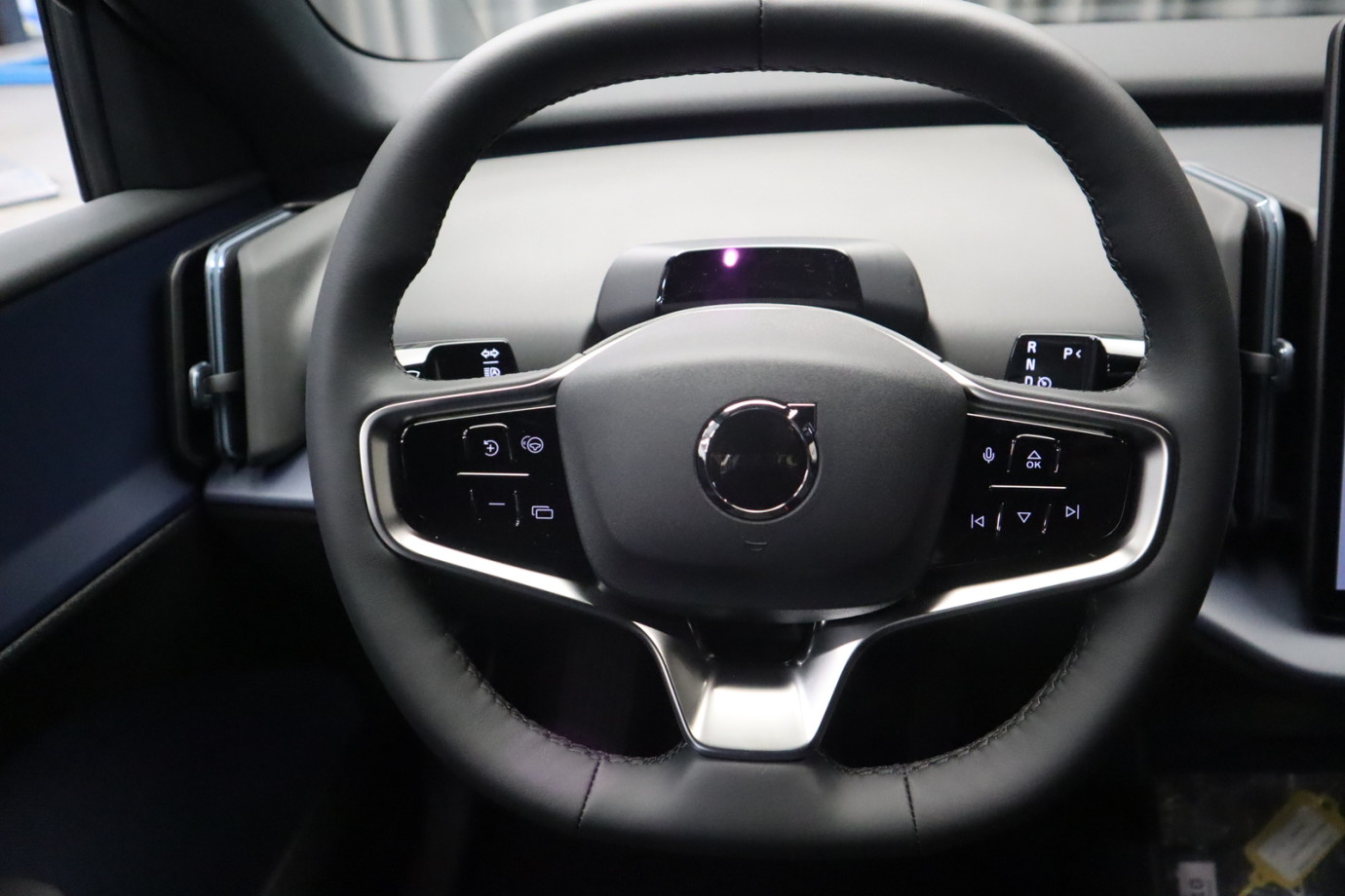 Esittelykuva Volvo EX30 täyssähköautosta.