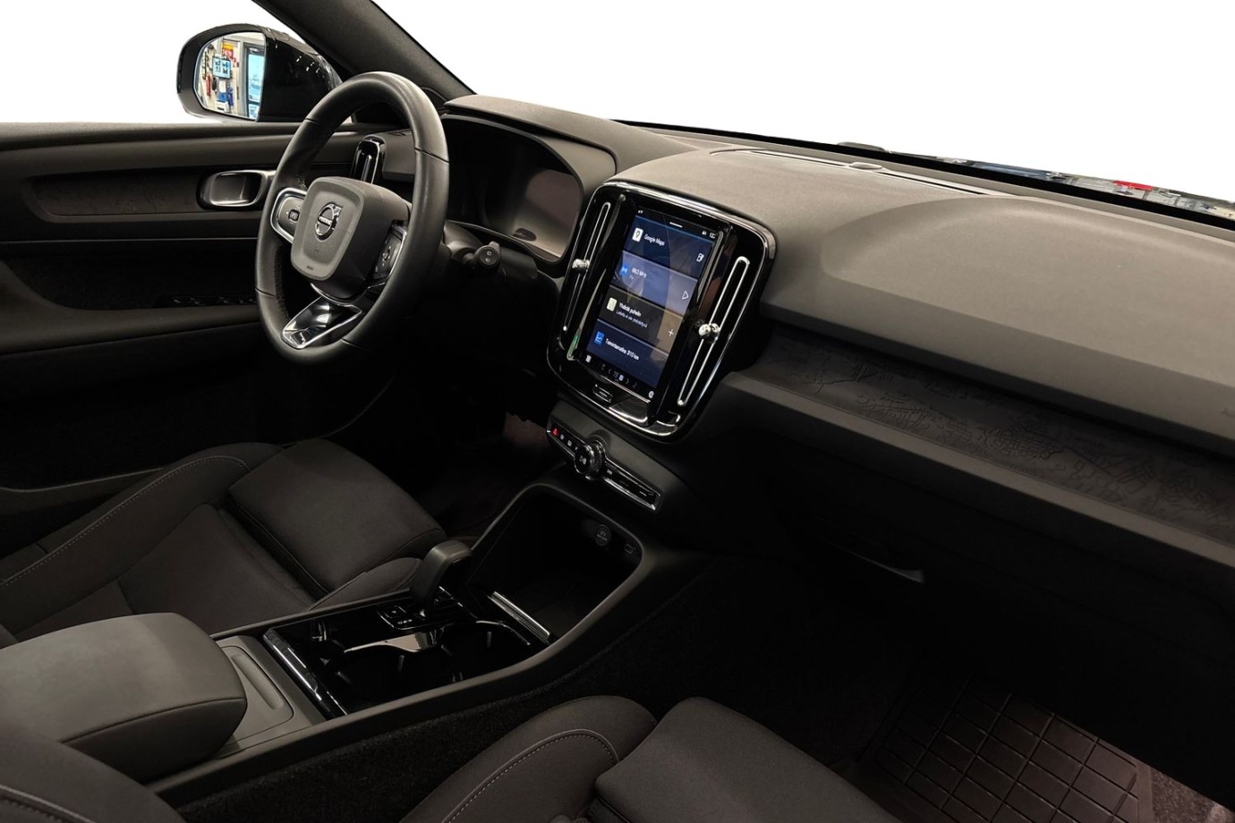 Esittelykuva Volvo XC40 täyssähköautosta.