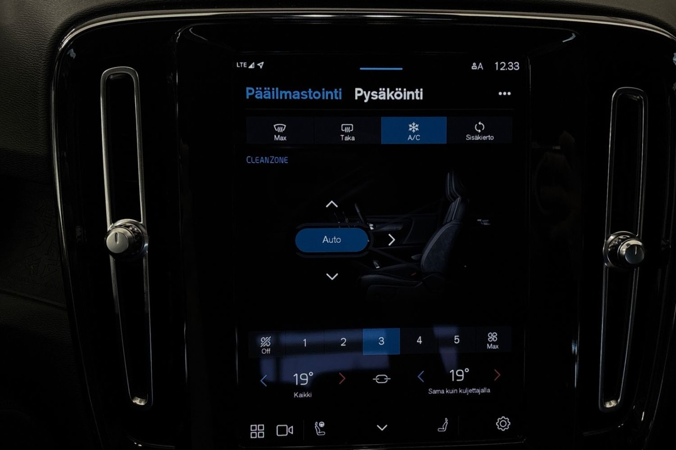 Esittelykuva Volvo XC40 täyssähköautosta.