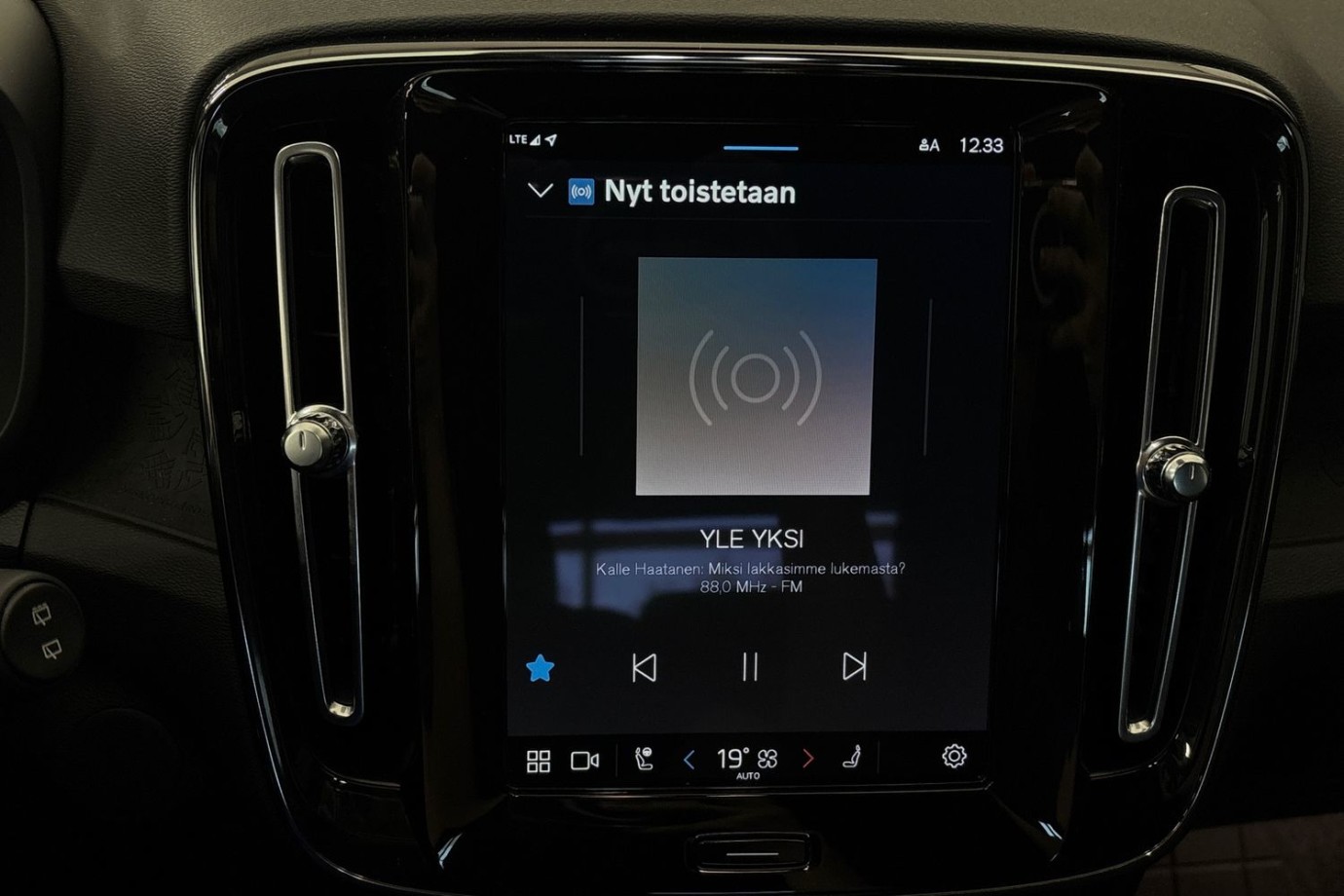 Esittelykuva Volvo XC40 täyssähköautosta.