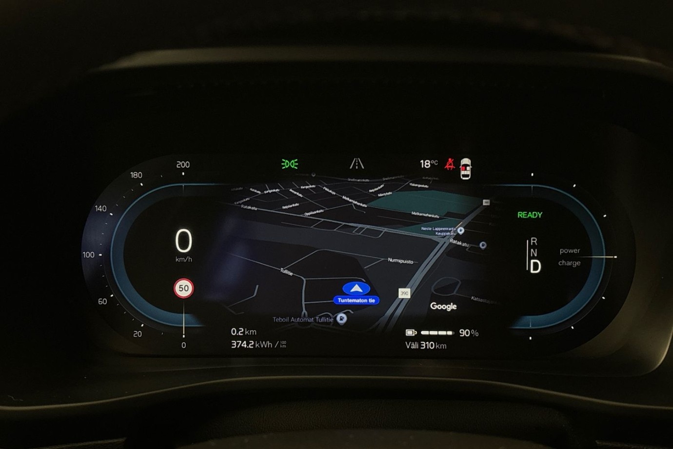 Esittelykuva Volvo XC40 täyssähköautosta.