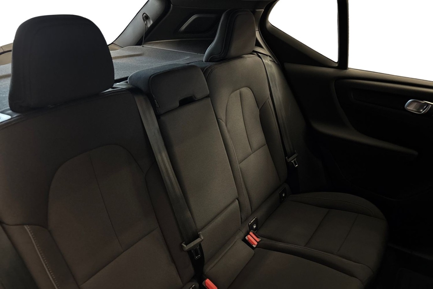 Esittelykuva Volvo XC40 täyssähköautosta.