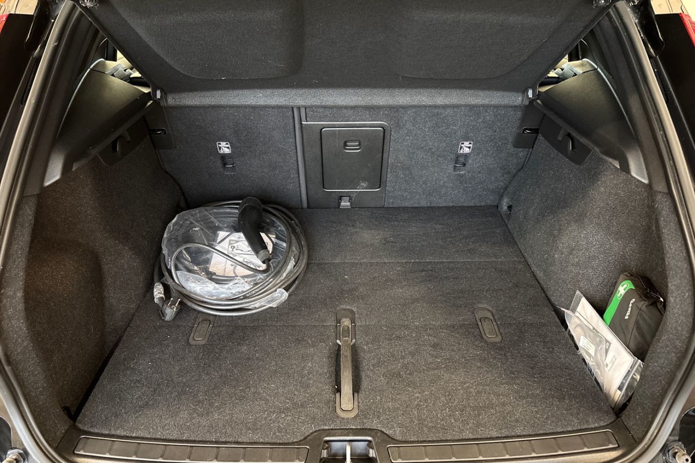 Esittelykuva Volvo XC40 täyssähköautosta.