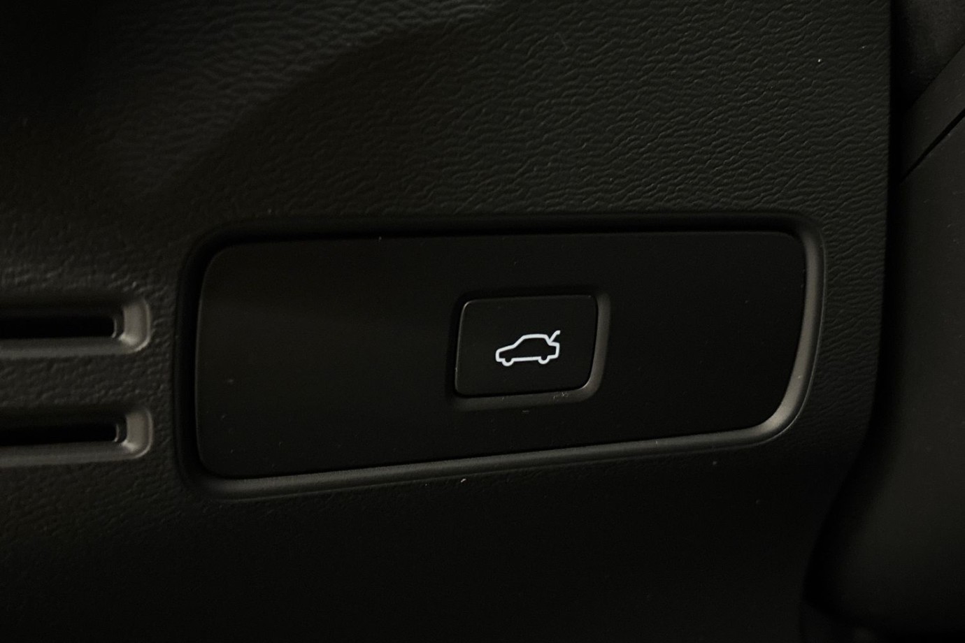 Esittelykuva Volvo XC40 täyssähköautosta.