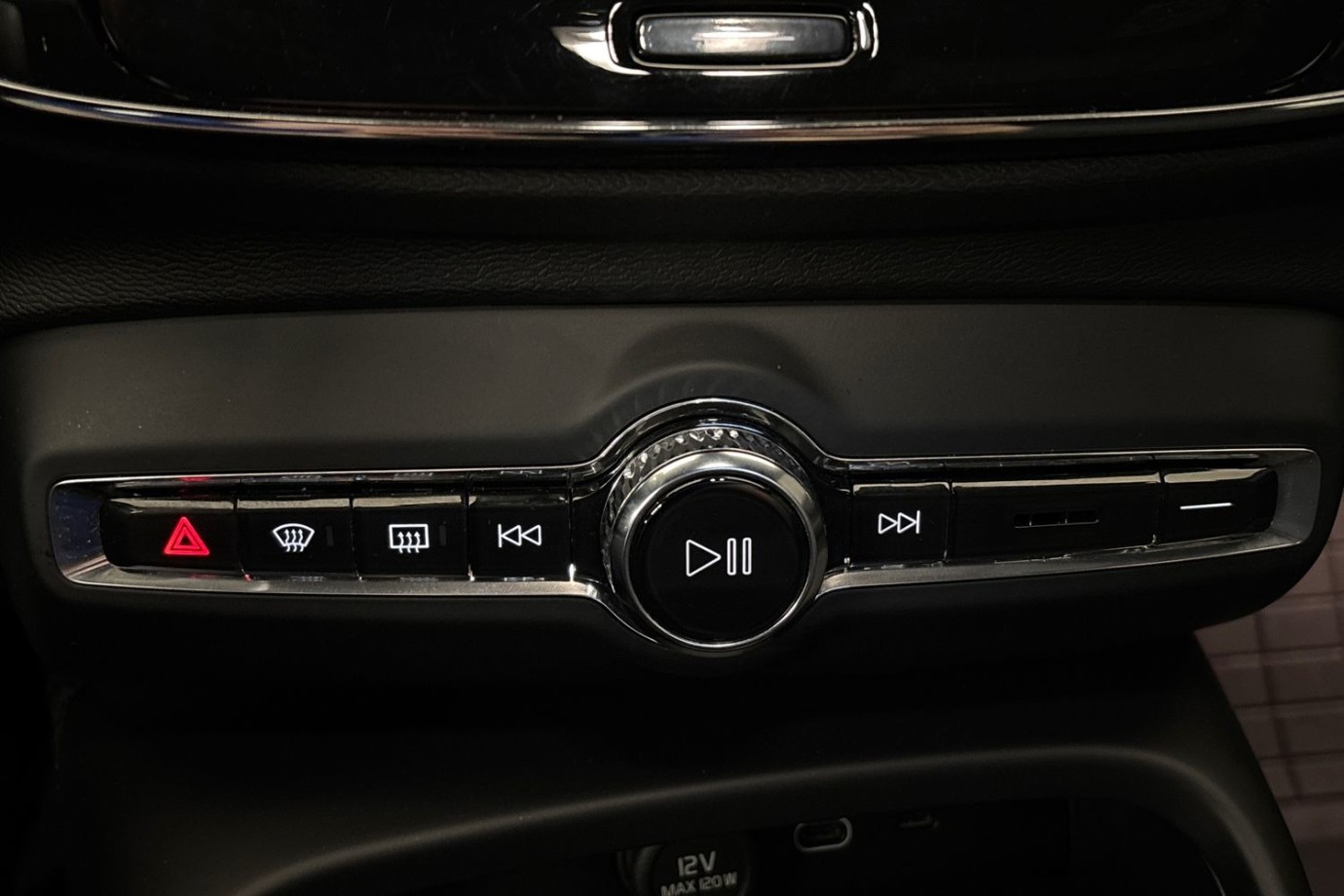 Esittelykuva Volvo XC40 täyssähköautosta.