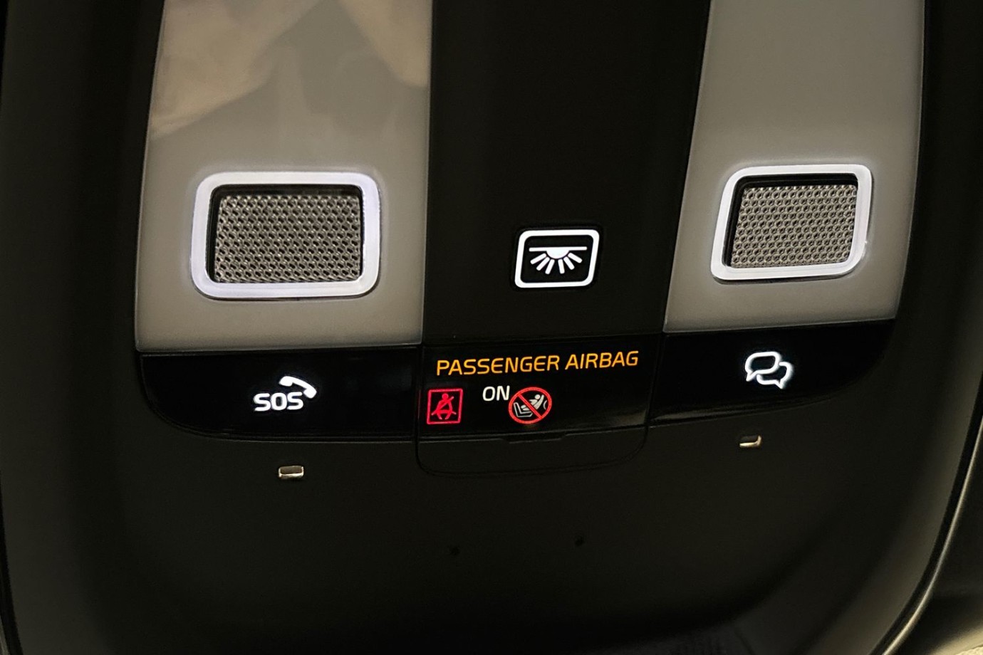 Esittelykuva Volvo XC40 täyssähköautosta.