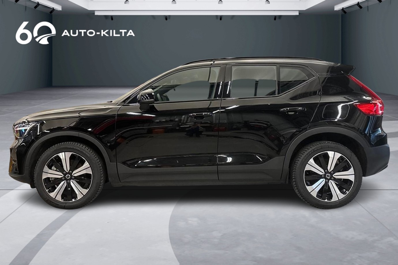 Esittelykuva Volvo XC40 täyssähköautosta.
