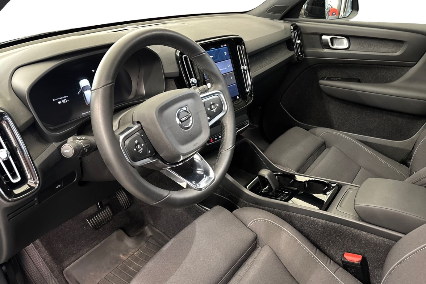 Esittelykuva Volvo XC40 täyssähköautosta.