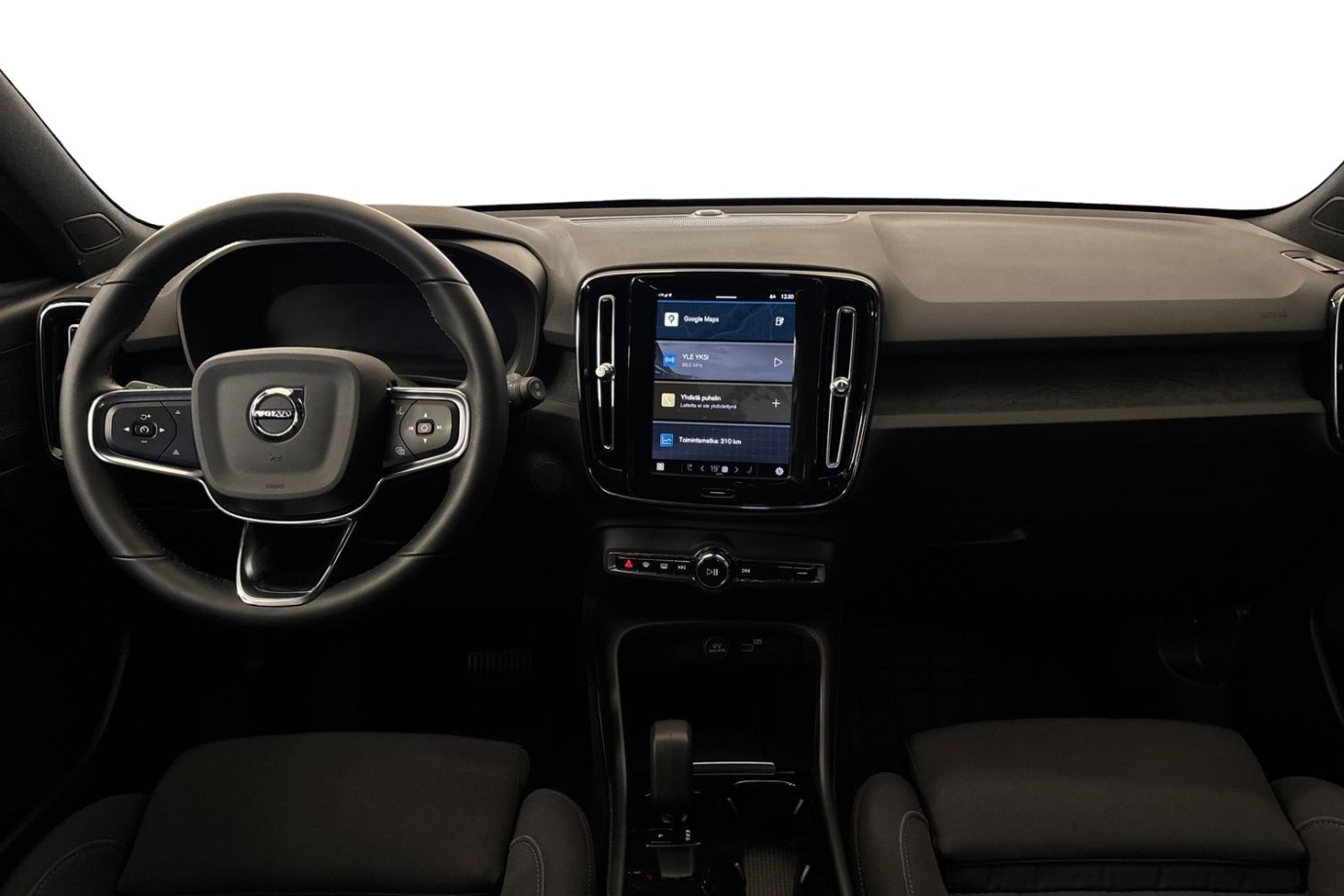Esittelykuva Volvo XC40 täyssähköautosta.