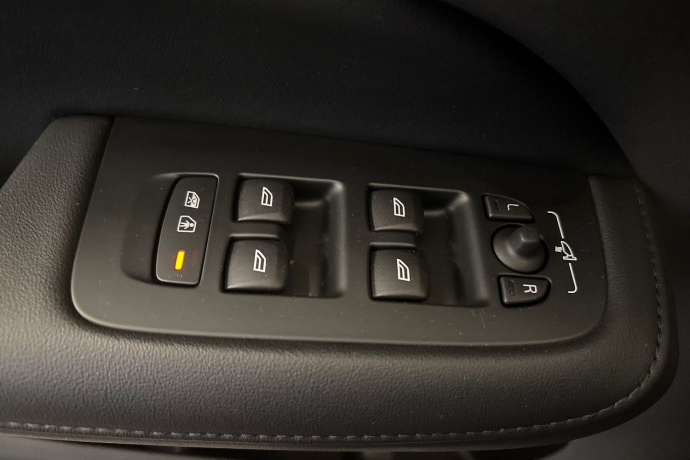 Esittelykuva Volvo S60 lataushybridiautosta.
