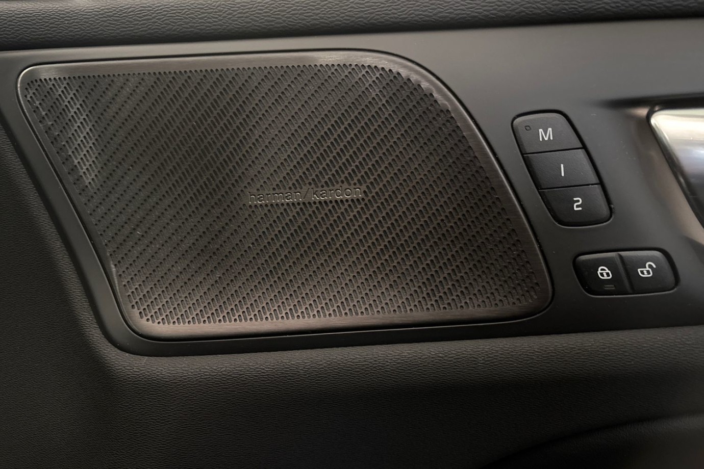 Esittelykuva Volvo S60 lataushybridiautosta.