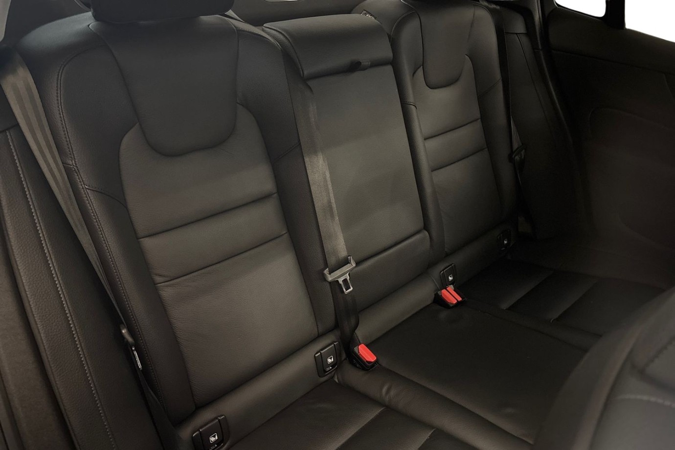 Esittelykuva Volvo S60 lataushybridiautosta.