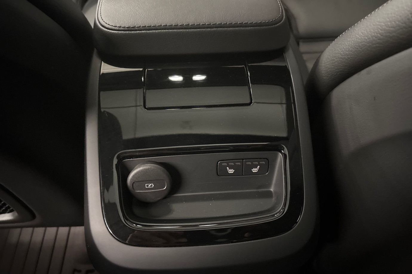 Esittelykuva Volvo S60 lataushybridiautosta.