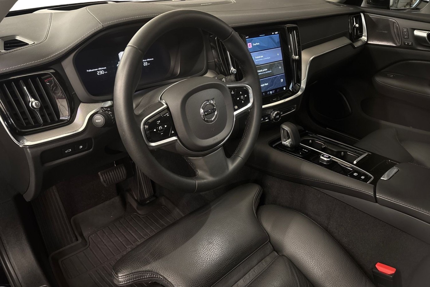 Esittelykuva Volvo S60 lataushybridiautosta.