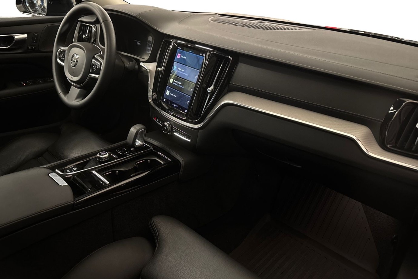 Esittelykuva Volvo S60 lataushybridiautosta.