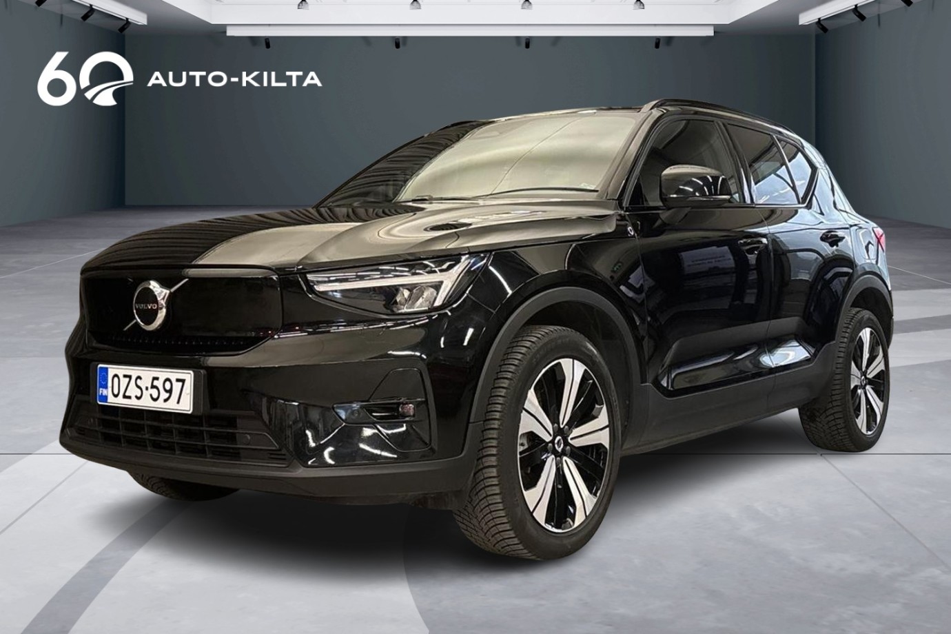 Esittelykuva Volvo XC40 täyssähköautosta.