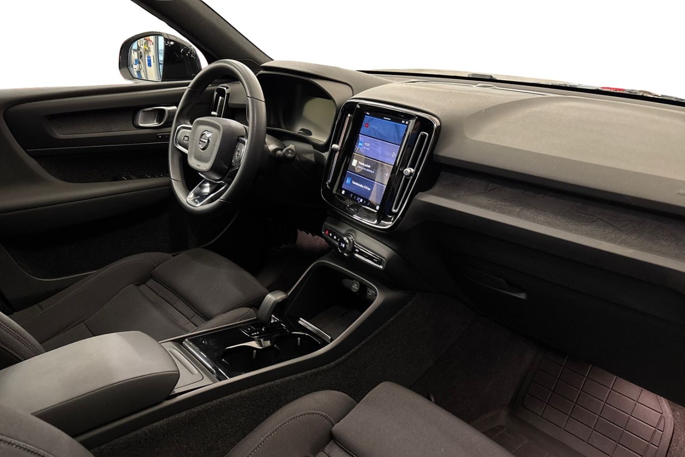 Esittelykuva Volvo XC40 täyssähköautosta.