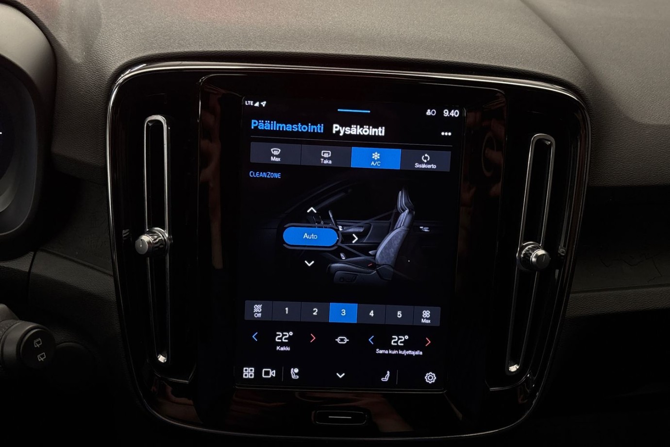 Esittelykuva Volvo XC40 täyssähköautosta.