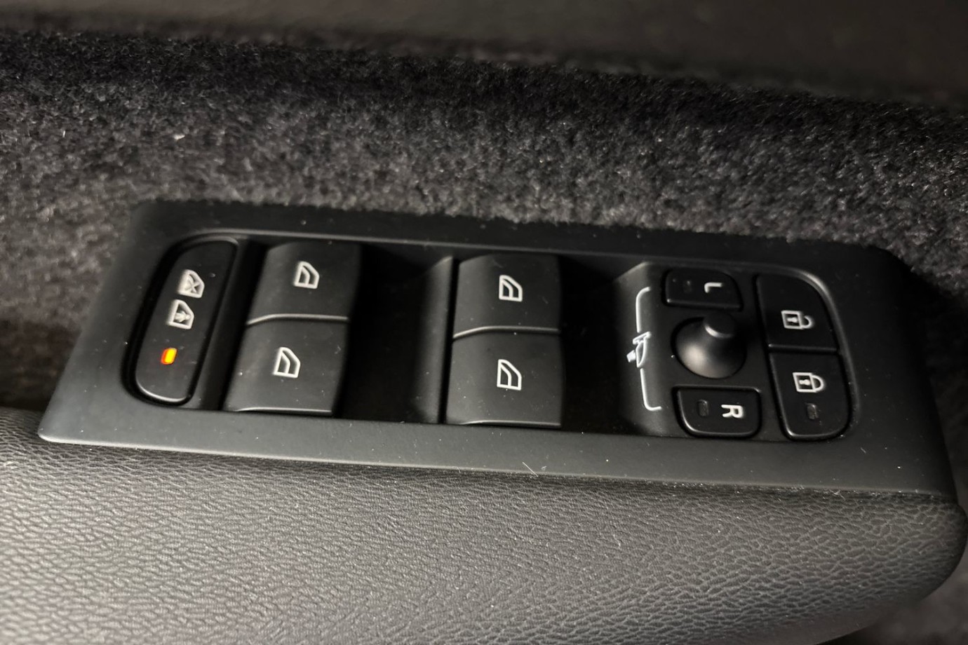 Esittelykuva Volvo XC40 täyssähköautosta.