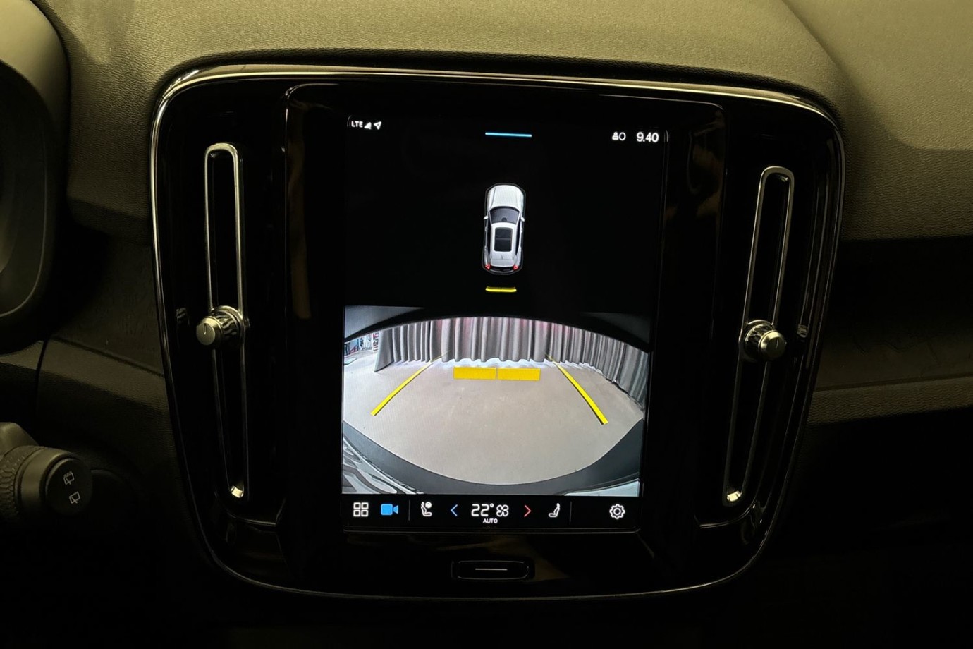 Esittelykuva Volvo XC40 täyssähköautosta.
