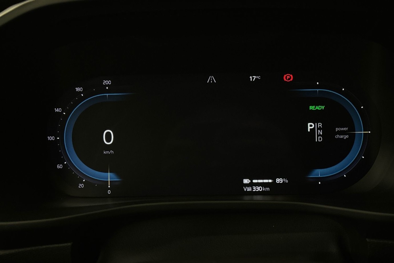 Esittelykuva Volvo XC40 täyssähköautosta.