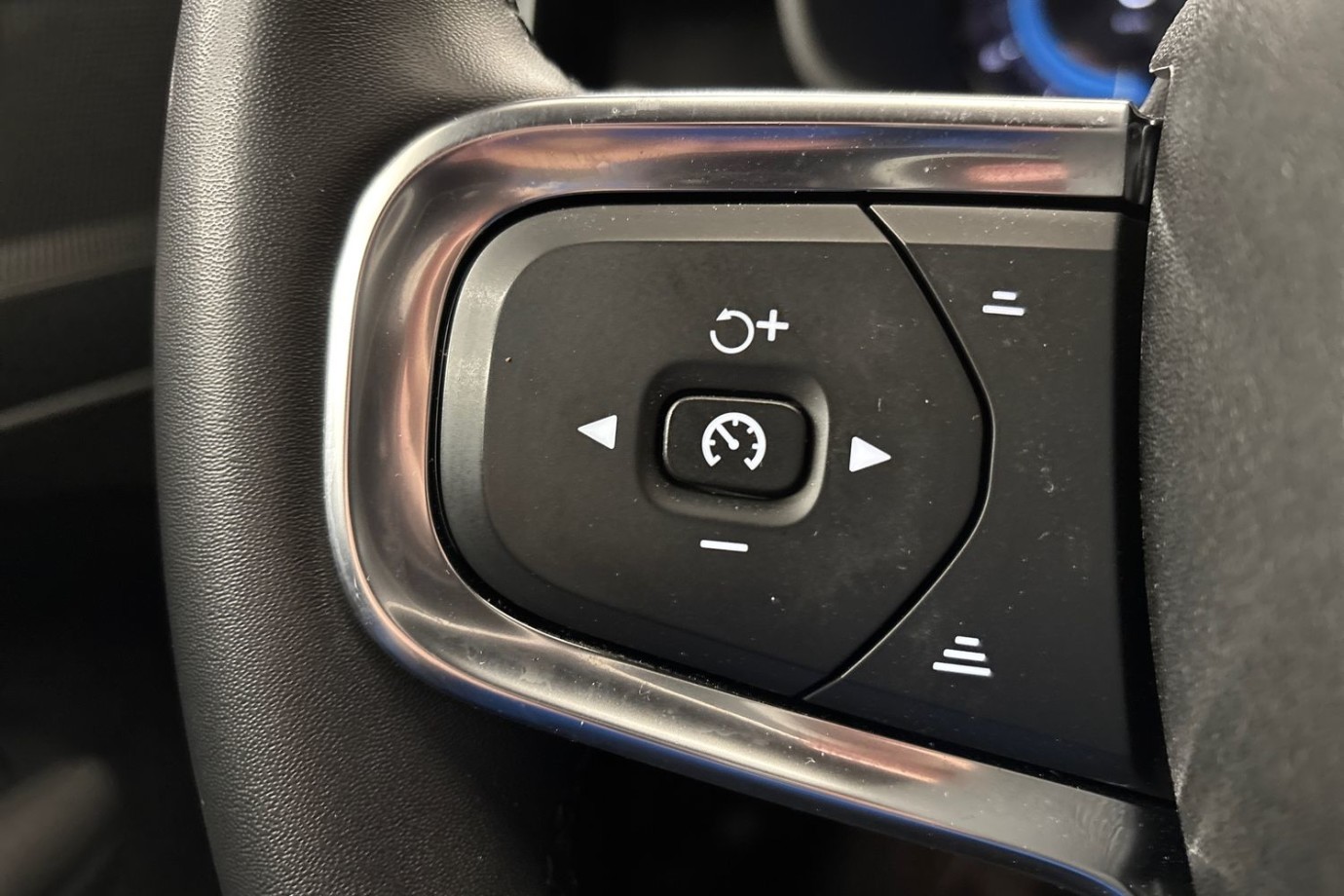 Esittelykuva Volvo XC40 täyssähköautosta.
