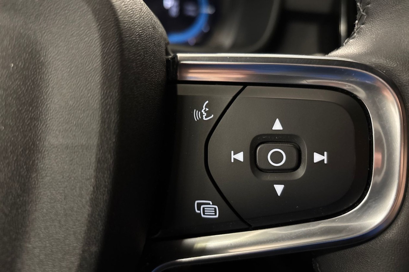 Esittelykuva Volvo XC40 täyssähköautosta.