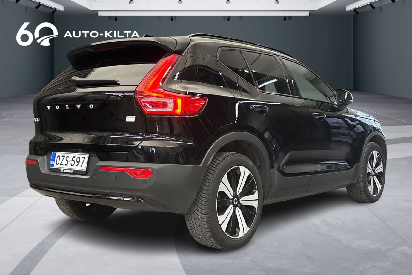 Esittelykuva Volvo XC40 täyssähköautosta.