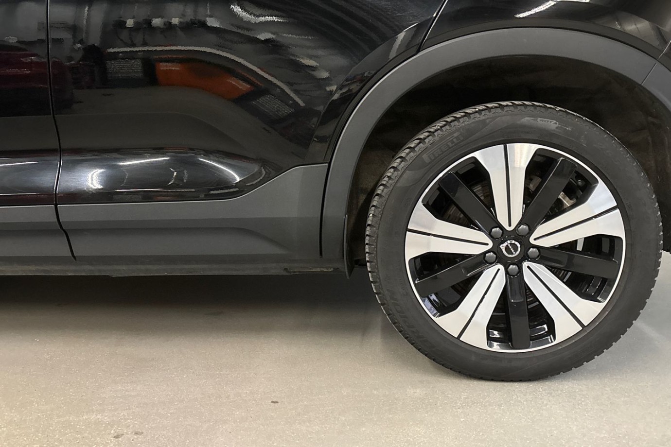 Esittelykuva Volvo XC40 täyssähköautosta.