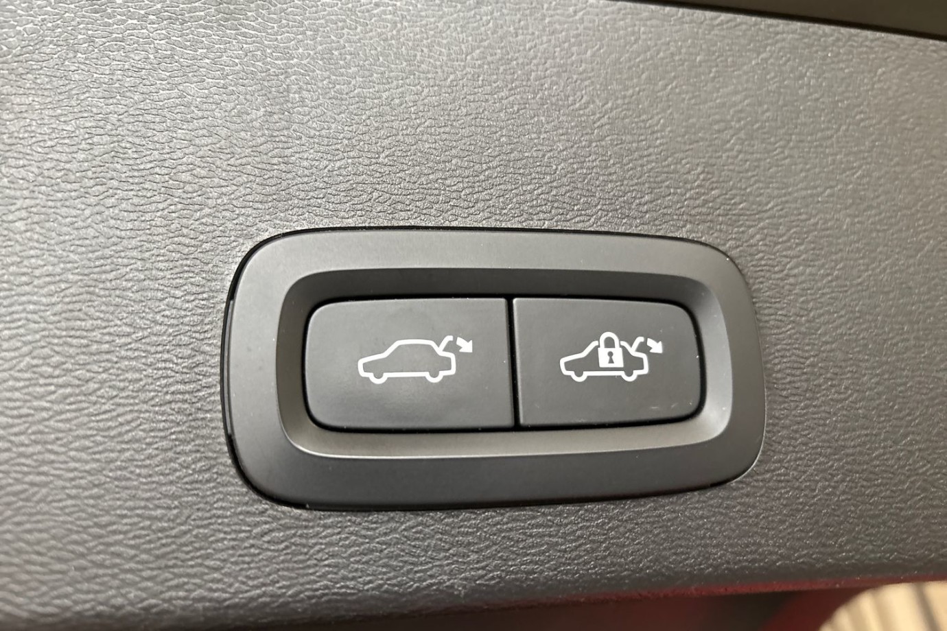 Esittelykuva Volvo XC40 täyssähköautosta.
