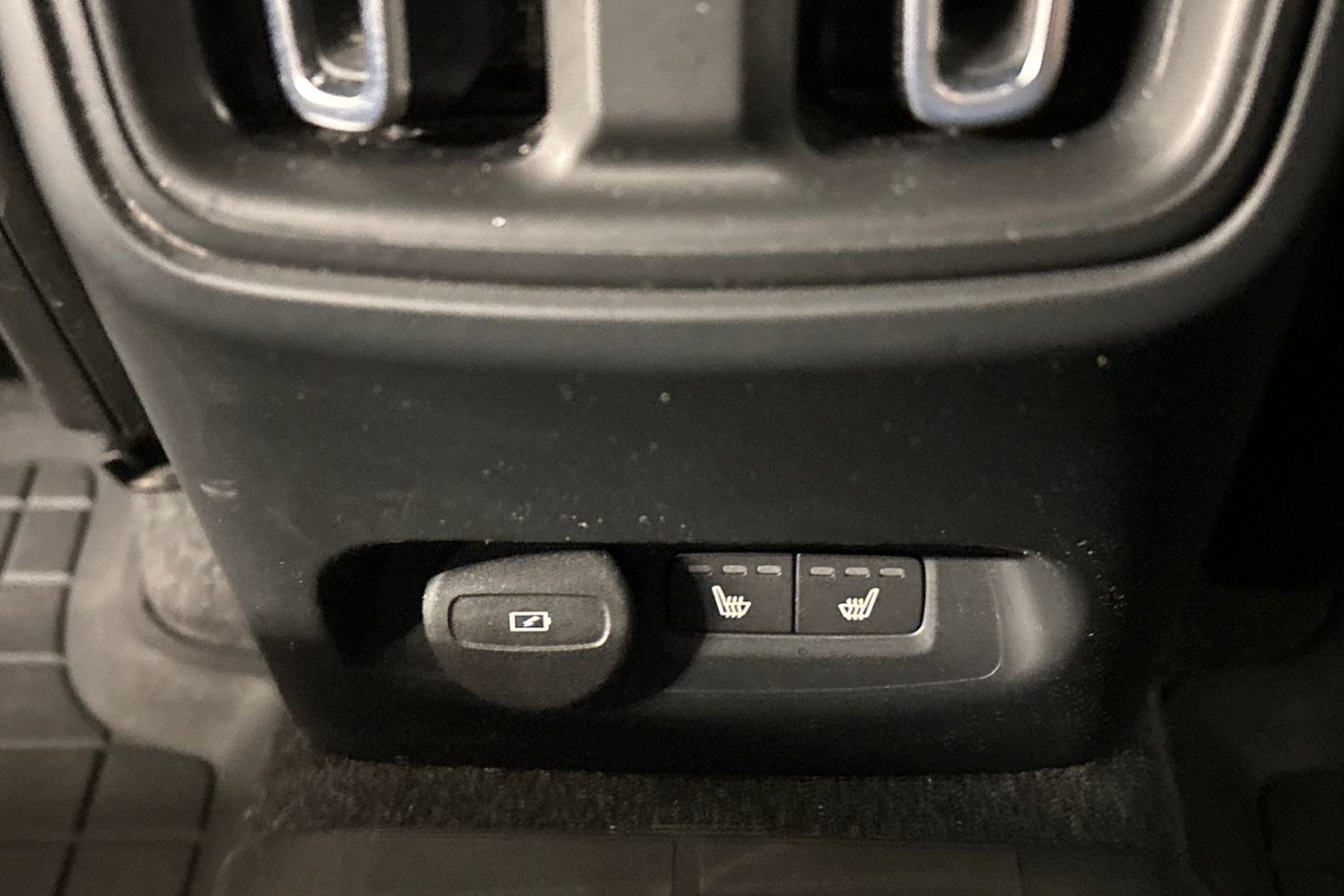 Esittelykuva Volvo XC40 täyssähköautosta.