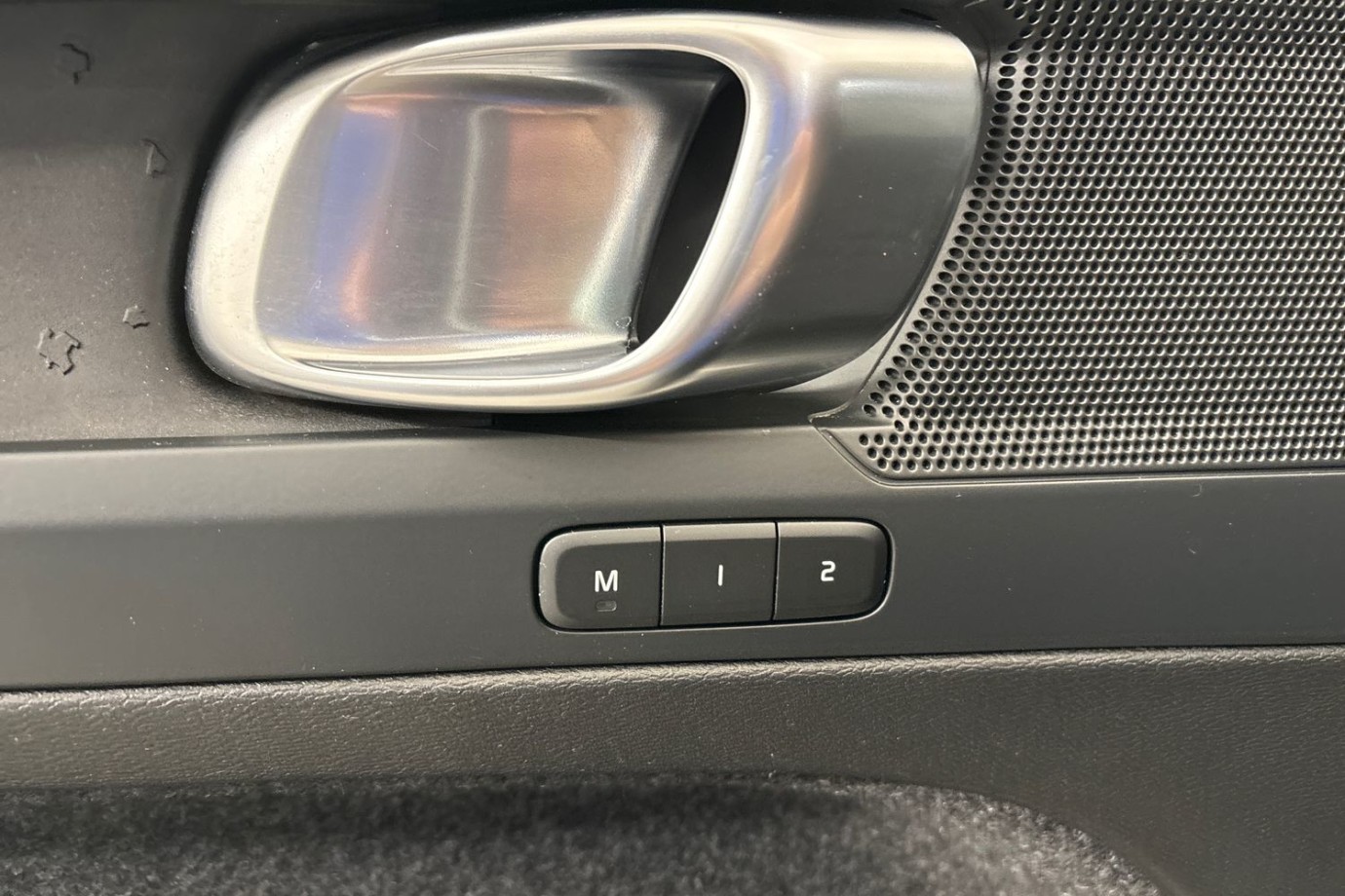 Esittelykuva Volvo XC40 täyssähköautosta.