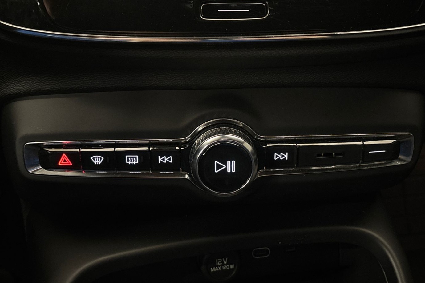 Esittelykuva Volvo XC40 täyssähköautosta.