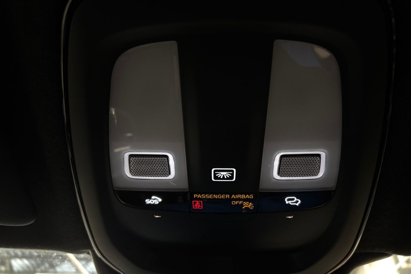 Esittelykuva Volvo XC40 täyssähköautosta.