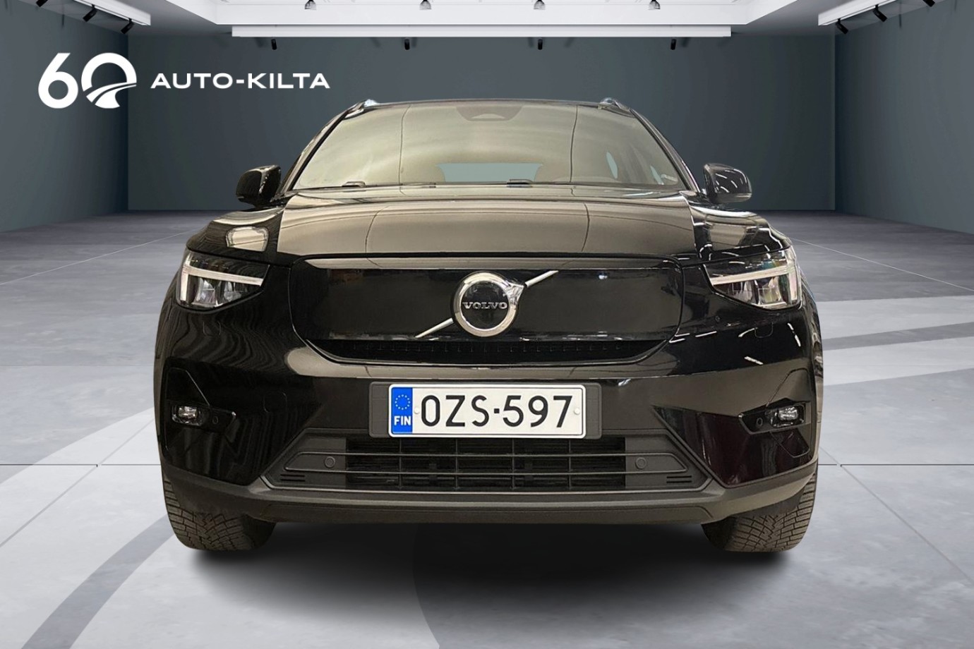 Esittelykuva Volvo XC40 täyssähköautosta.