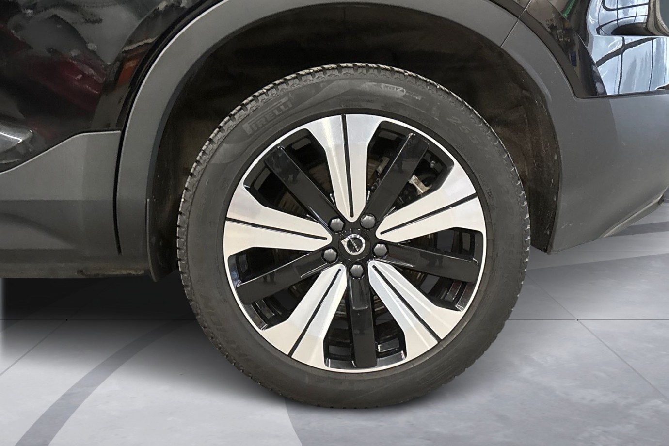 Esittelykuva Volvo XC40 täyssähköautosta.