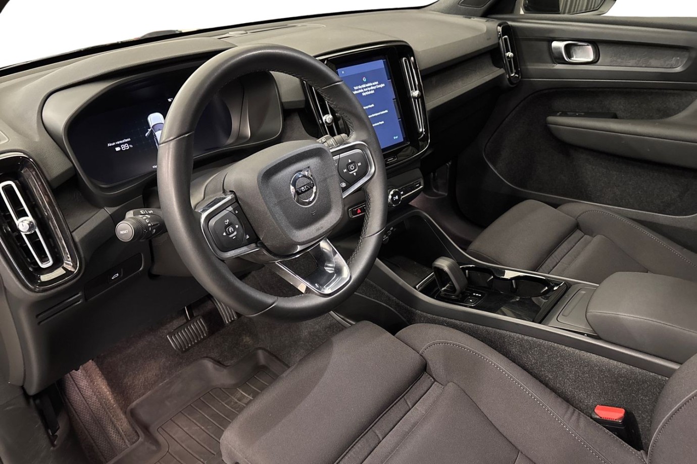 Esittelykuva Volvo XC40 täyssähköautosta.