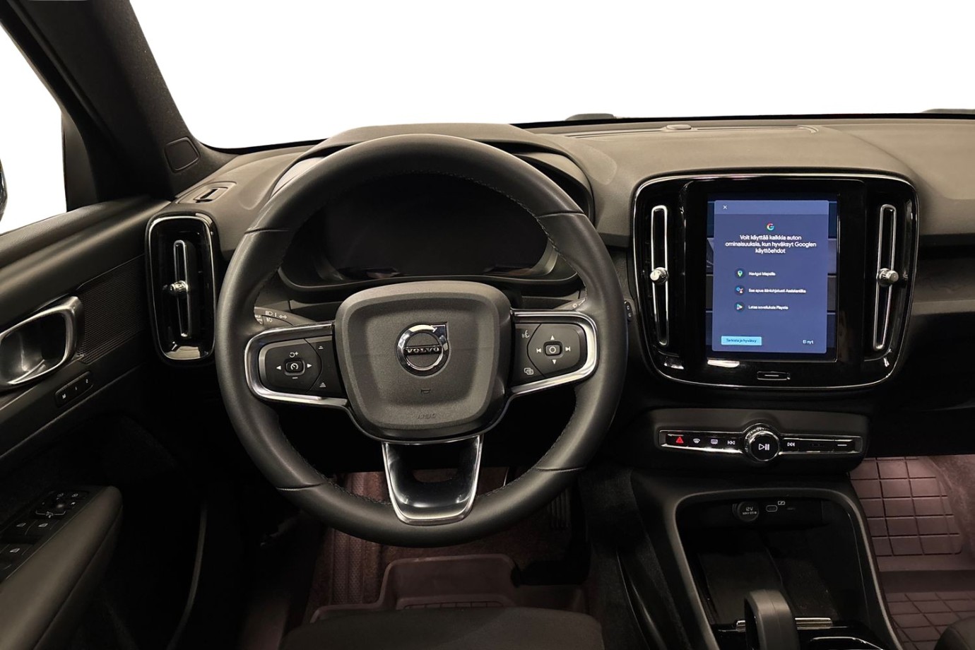 Esittelykuva Volvo XC40 täyssähköautosta.