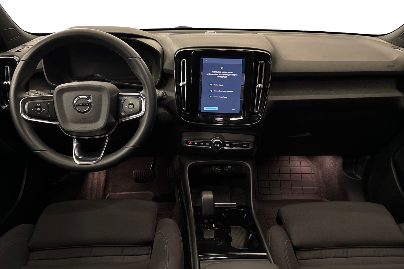 Esittelykuva Volvo XC40 täyssähköautosta.