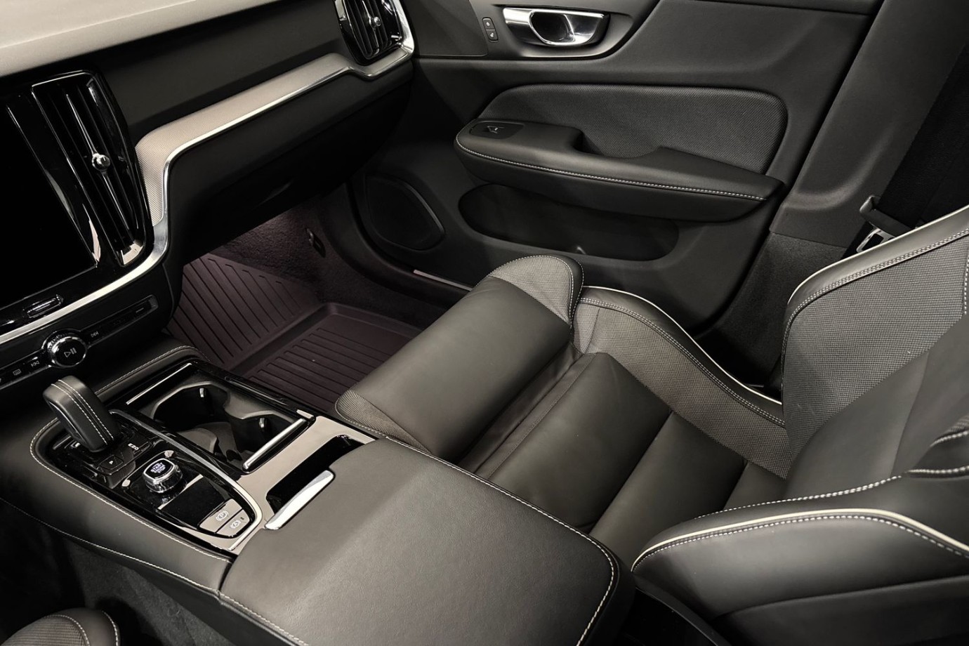 Esittelykuva Volvo V60 lataushybridiautosta.