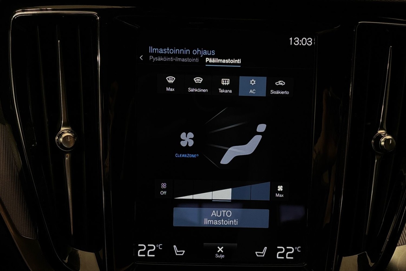 Esittelykuva Volvo V60 lataushybridiautosta.