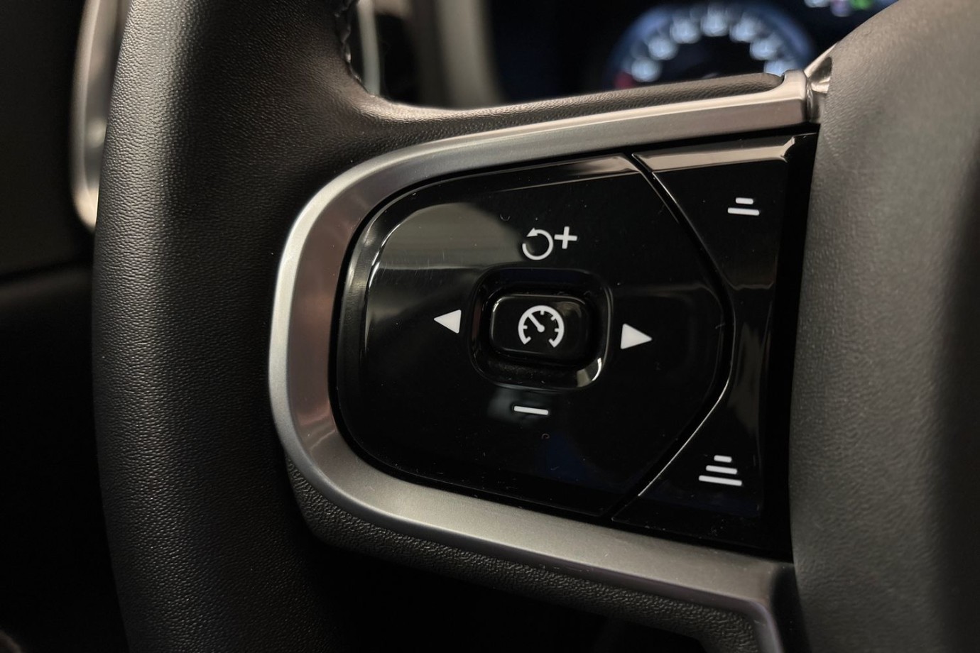 Esittelykuva Volvo V60 lataushybridiautosta.