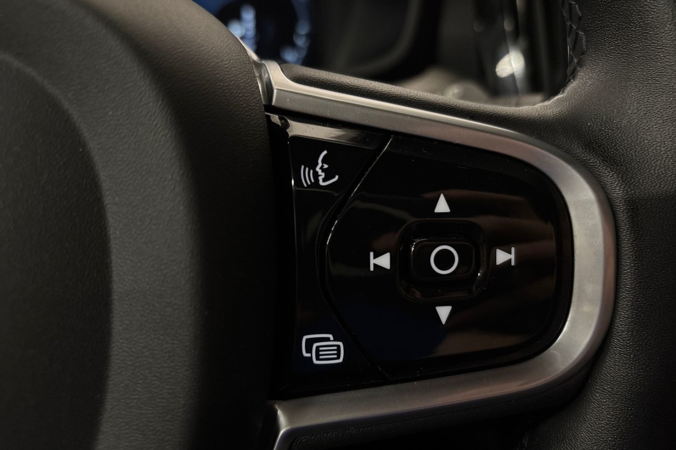 Esittelykuva Volvo V60 lataushybridiautosta.