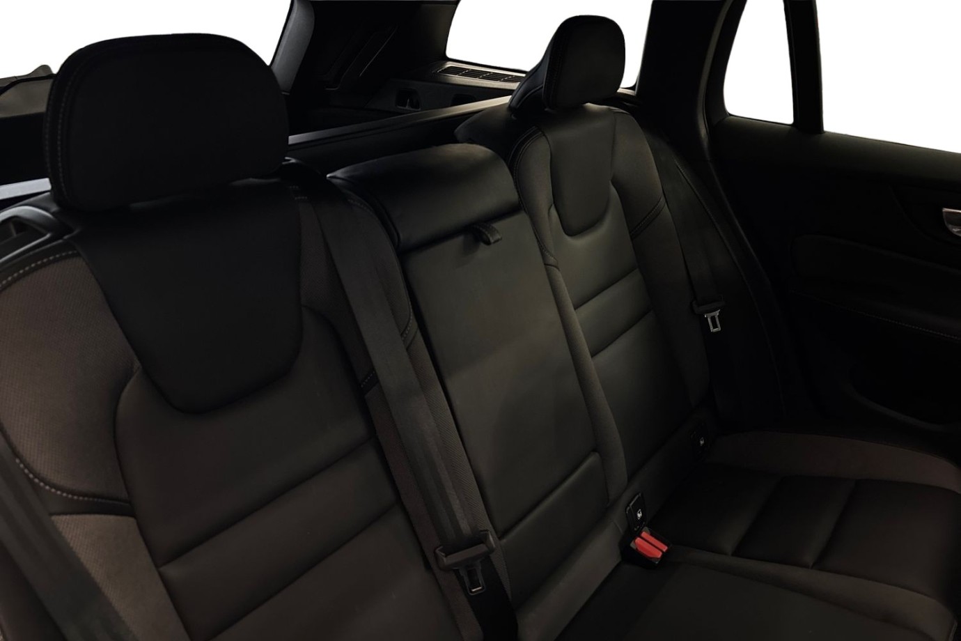 Esittelykuva Volvo V60 lataushybridiautosta.