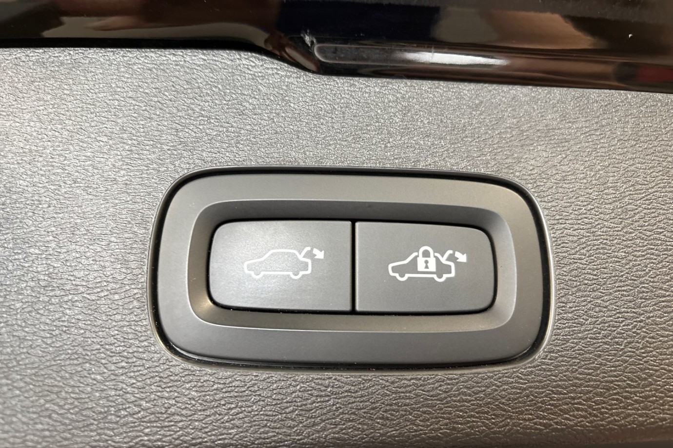 Esittelykuva Volvo V60 lataushybridiautosta.
