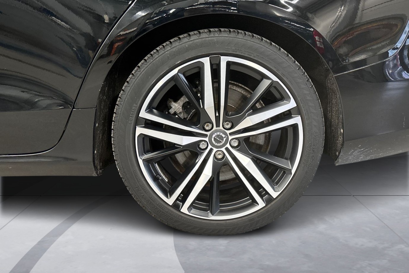 Esittelykuva Volvo V60 lataushybridiautosta.