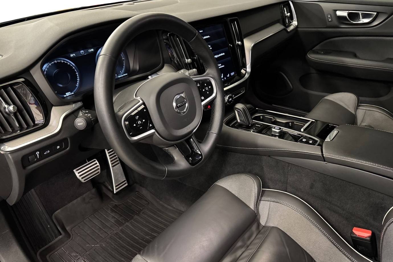 Esittelykuva Volvo V60 lataushybridiautosta.