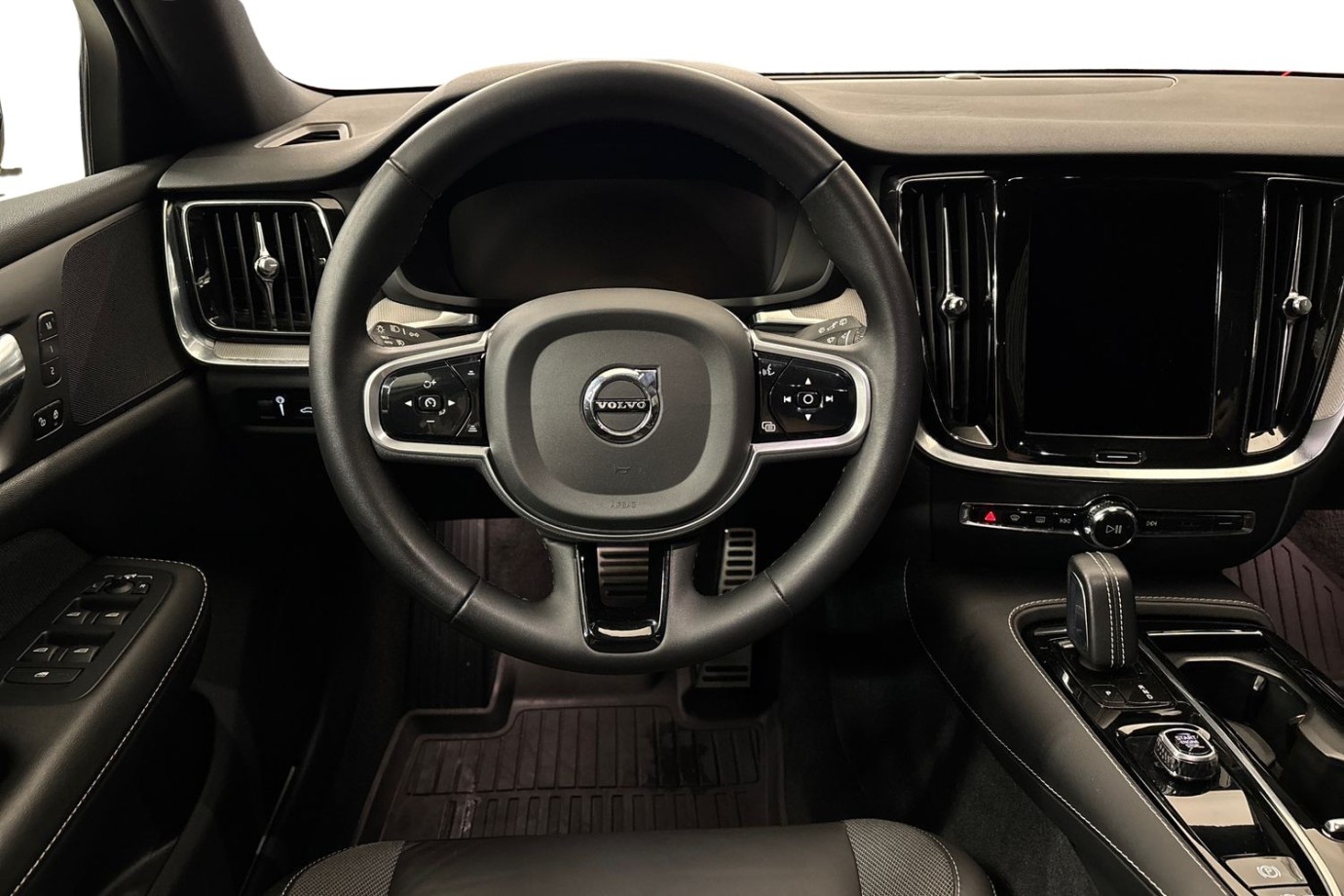 Esittelykuva Volvo V60 lataushybridiautosta.